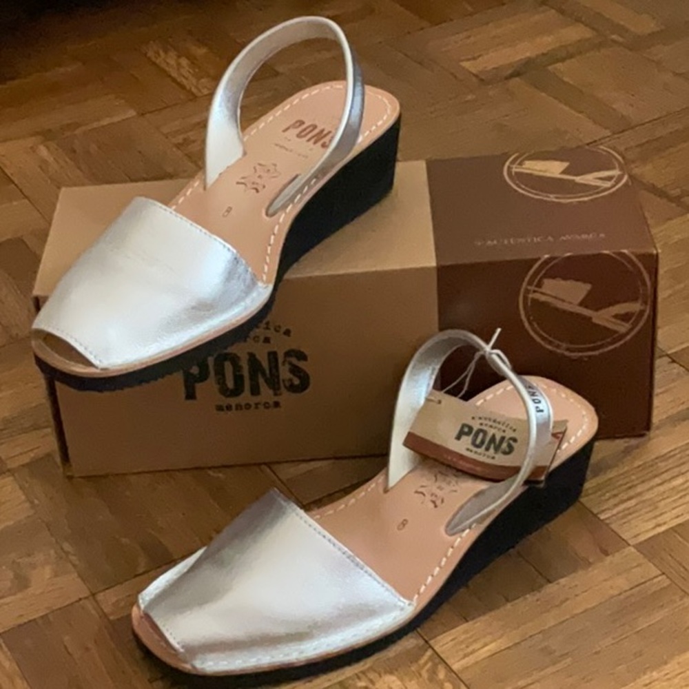 PONS Menorca size 8 silver metalic sandal NWT